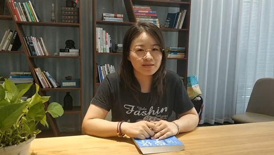 桌子前坐着穿蓝色衣服的人
AI 生成的内容可能不正确。